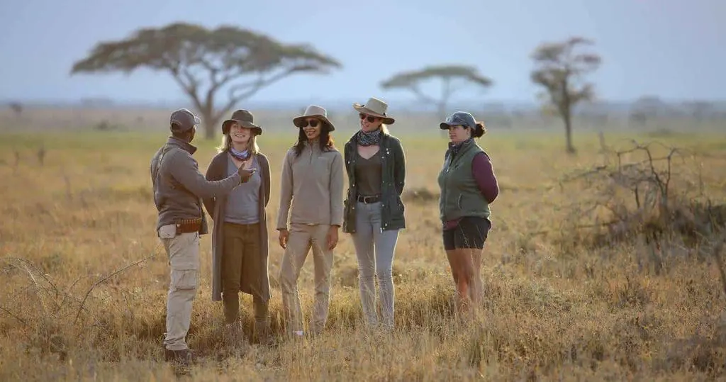 guide-breifing-safari-tourists-in-tanzania-for safety-in-the-wild
